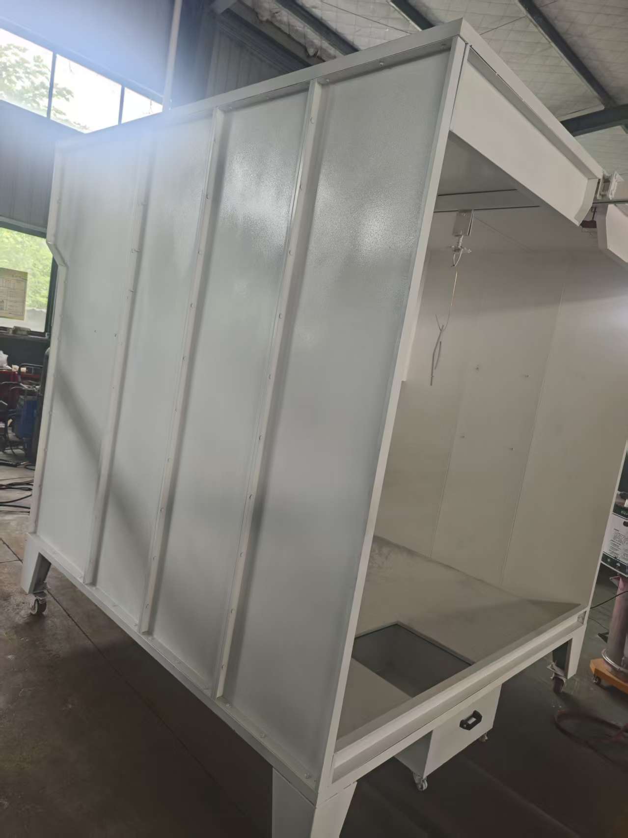 Manual spray painting equipment