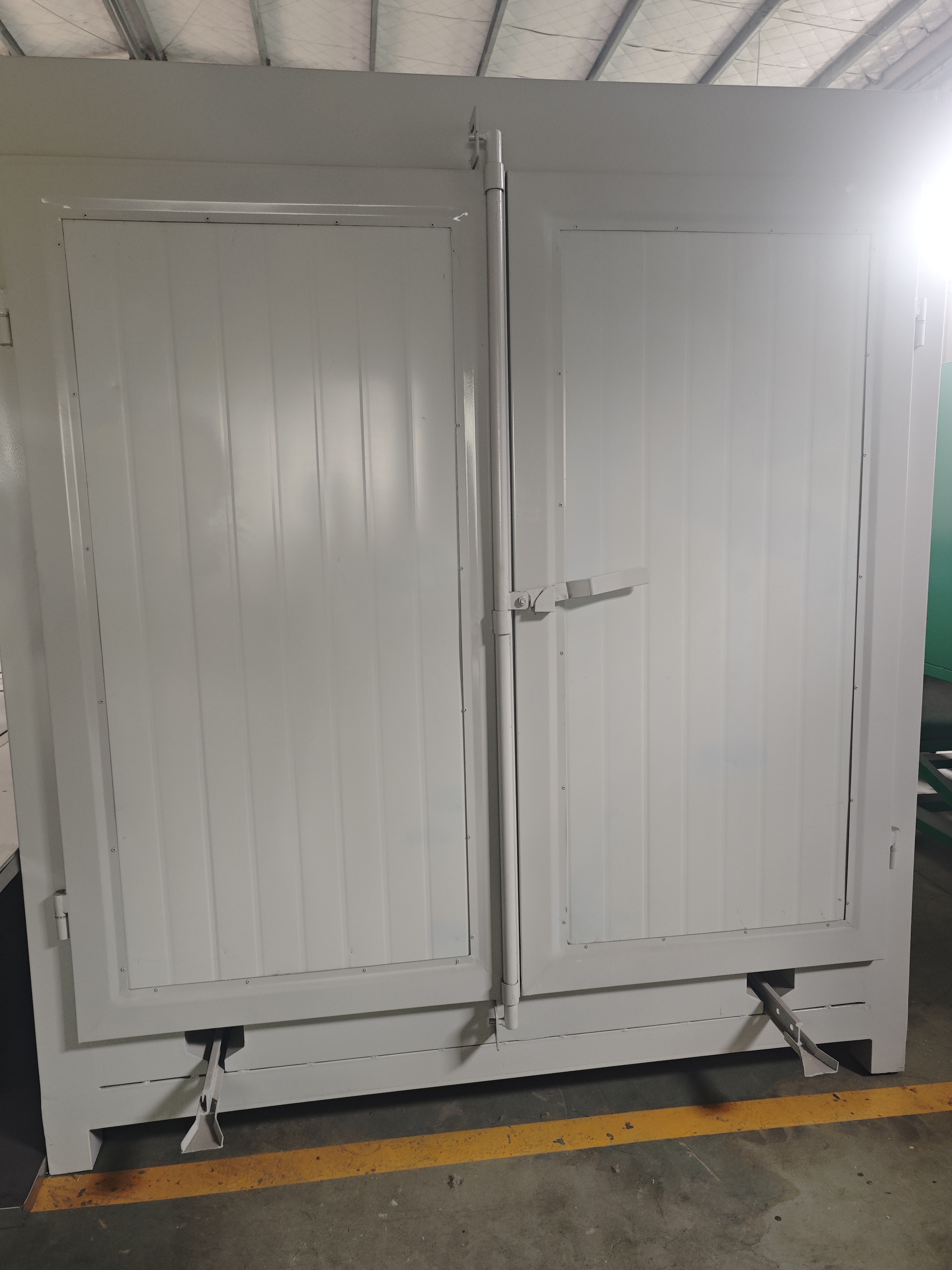 Manual spray painting equipment